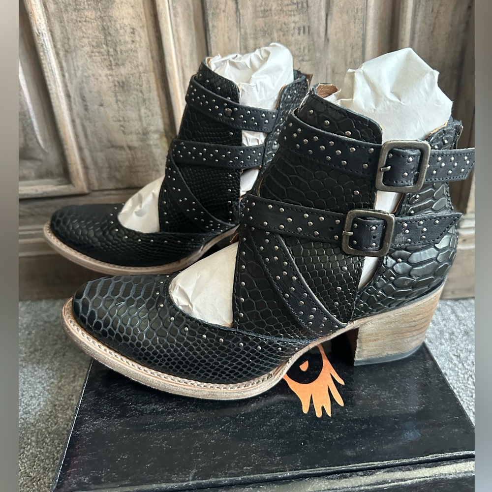 New Freebird Saphire Black Snake Size 9 Sapphire